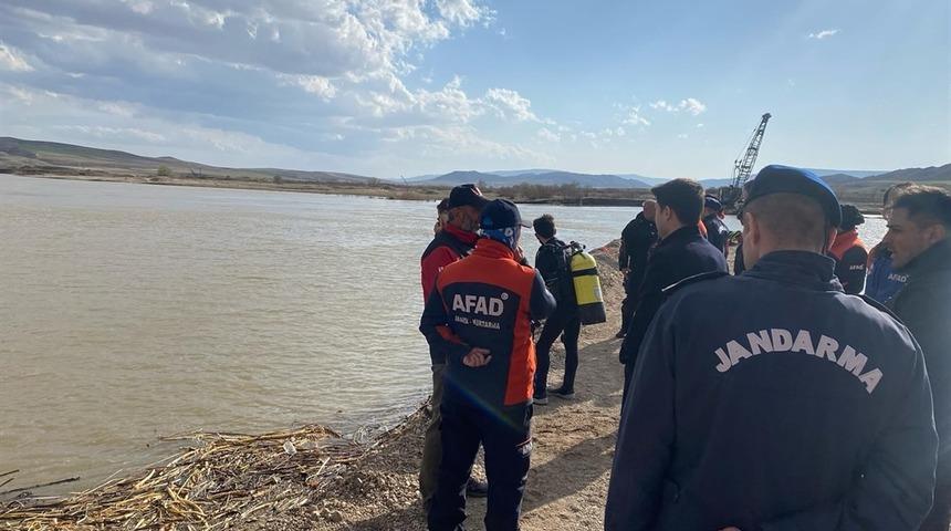 Kum ocağında çalışan talihsiz genç Kızılırmak'a düşerek hayatını kaybetti