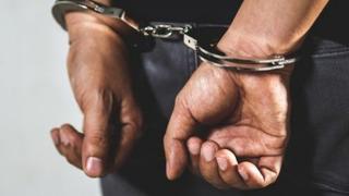 Kesinleşmiş 20 yıl hapis cezası bulunan şahıs hırsızlık yaparken suçüstü yakalandı