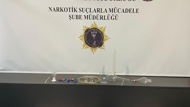 Samsun'da, çekmeceye saklanan uyuşturucuyu narkotik köpeği Tony buldu