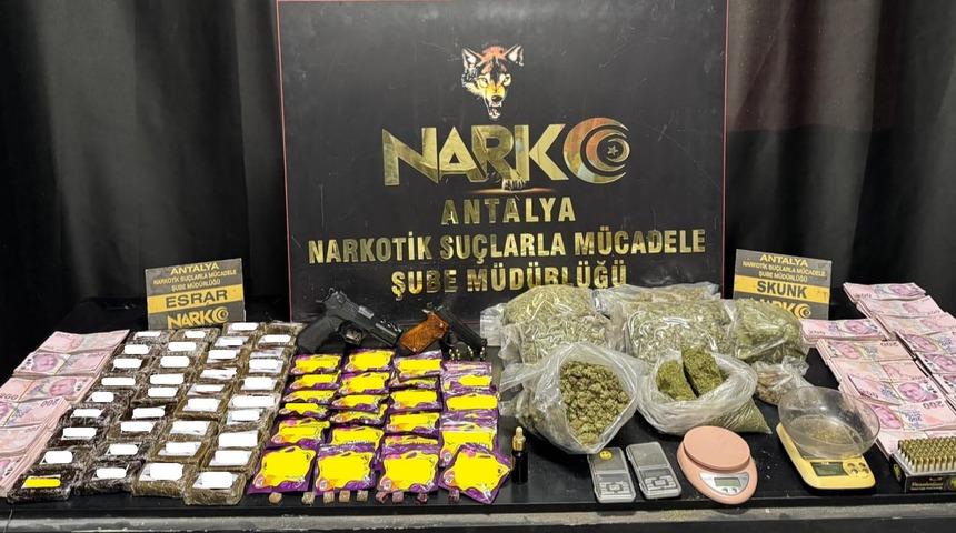 Antalya'da uyuşturucu ticareti yaptıkları iddiasıyla 20 şüpheli tutuklandı