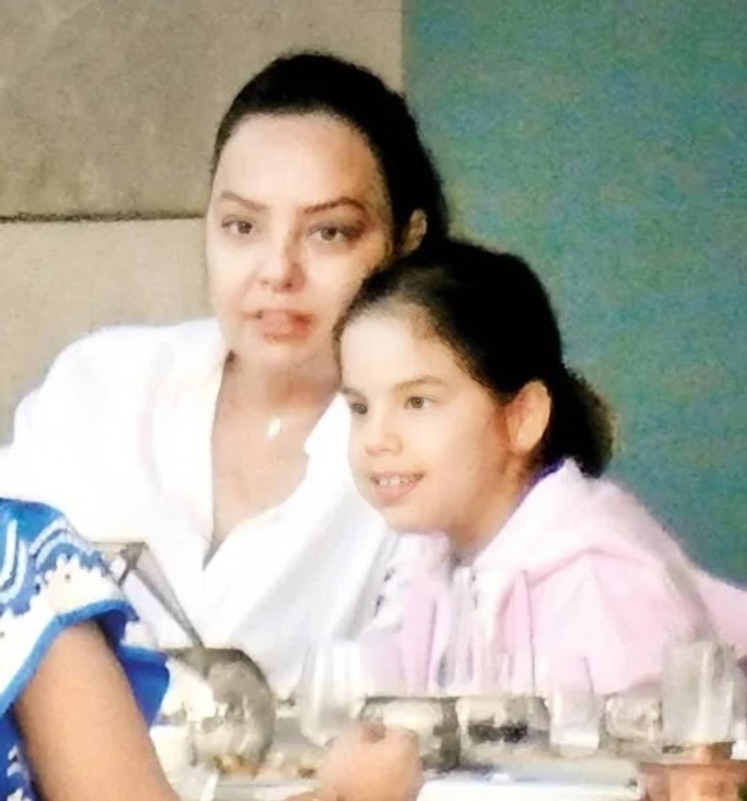 Ebru Gündeş in kızı Alara yıllar sonra ilk görüntülendi! Babasının kopyası çıktı 1