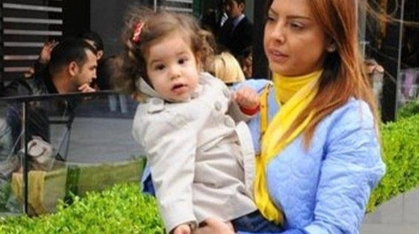 Ebru Gündeş'in kızı Alara yıllar sonra ilk görüntülendi! Babasının kopyası çıktı
