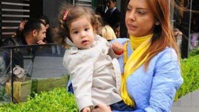 Ebru Gündeş'in kızı Alara yıllar sonra ilk görüntülendi! Babasının kopyası çıktı