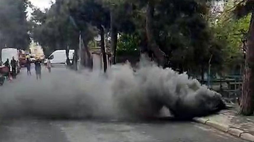 Avcılar’da korkutan olay: Yer altı kabloları yandı, caddeyi duman kapladı