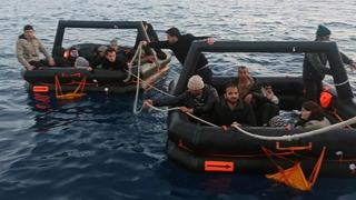 Yunanistan’ın can sallarında geri ittiği düzensiz göçmenler kurtarıldı