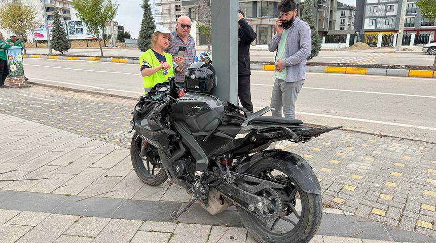 Aksaray'da feci kaza! Kaldırıma çarpan motosiklet takla attı: Sürücü ağır yaralandı