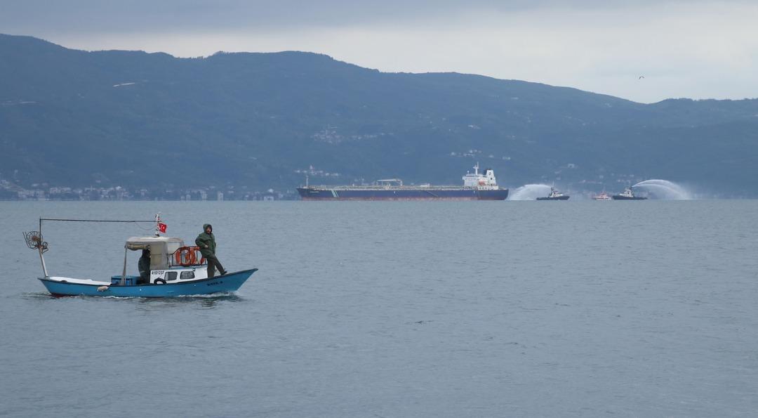 AA-20250408-37570209-37570207-IZMIT_KORFEZINDE_HAM_PETROL_TANKERININ_MAKINE_DAIRESINDE_CIKAN_YANGIN_KONTROL_ALTINA_ALINDI