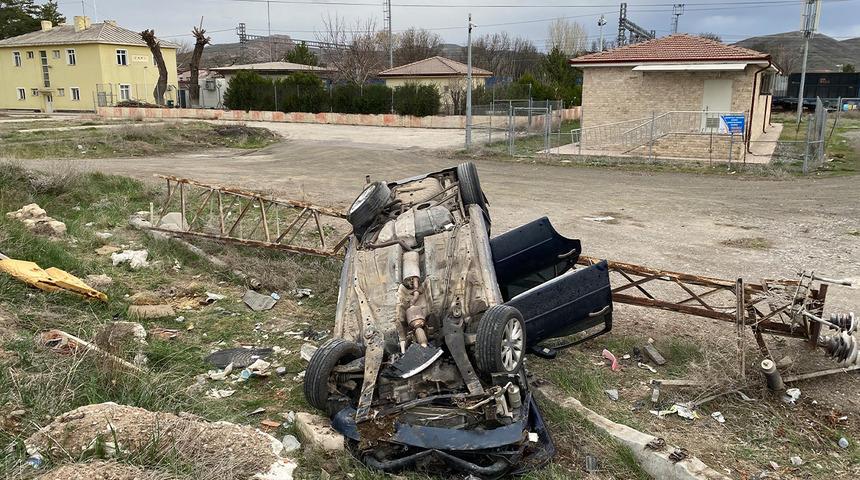 Kontrolden çıkıp, cami bahçesine uçtu! Araç resmen hurdaya döndü: 5 kişi yaralandı