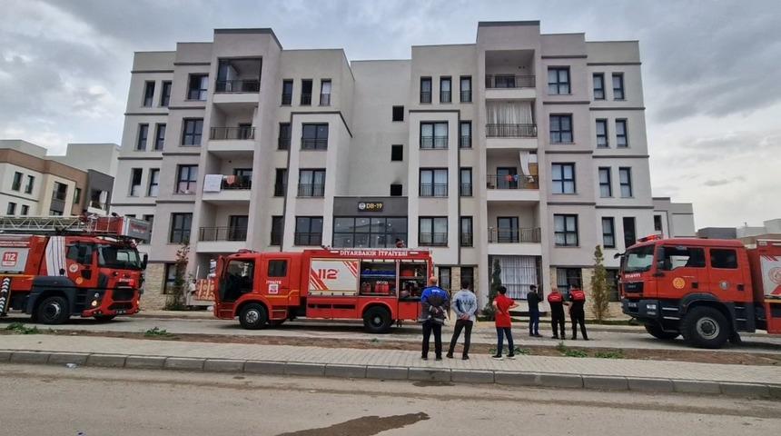 Diyarbakır'da apartman yangını! 5 kişi dumandan etkilendi