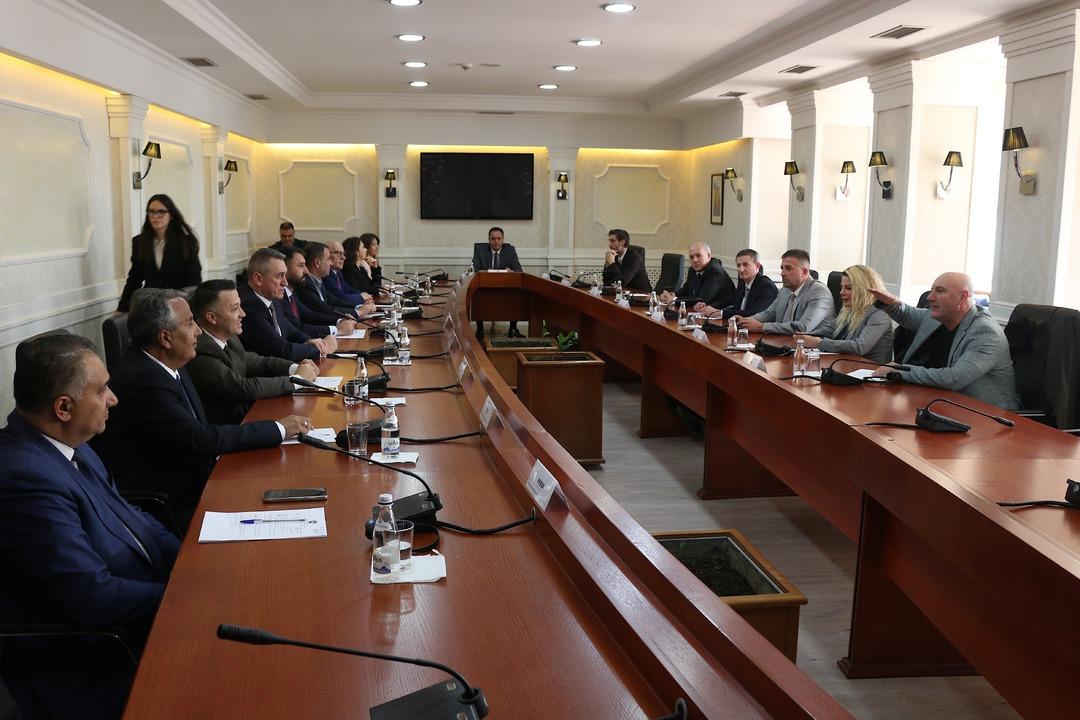AA-20250408-37569513-37569508-KOSOVADA_GENEL_SECIMLERIN_ARDINDAN_HUKUMET_KURMA_TARTISMALARI_SURUYOR
