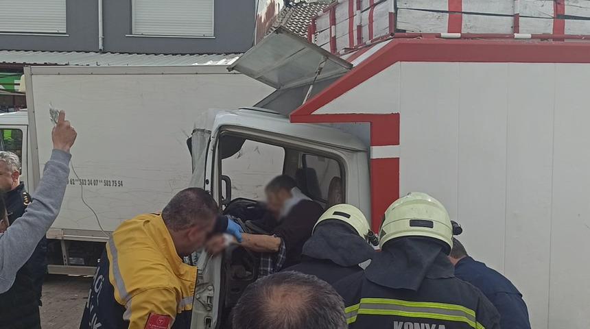 Konya'da feci kaza! Direksiyon başında fenalaştı, park halindeki araçlara çarptı... Sürücünün gerçeği ortaya çıktı