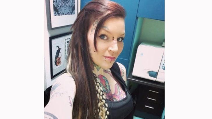 Kolye yapmak için serçe parmağını kesti G3