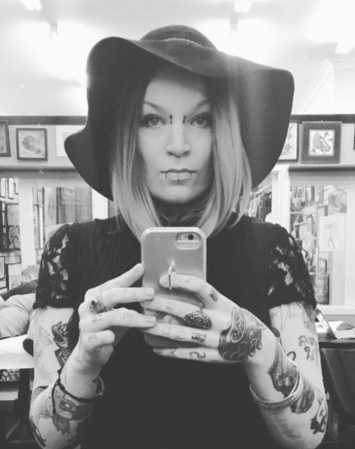 Kolye yapmak için serçe parmağını kesti G4