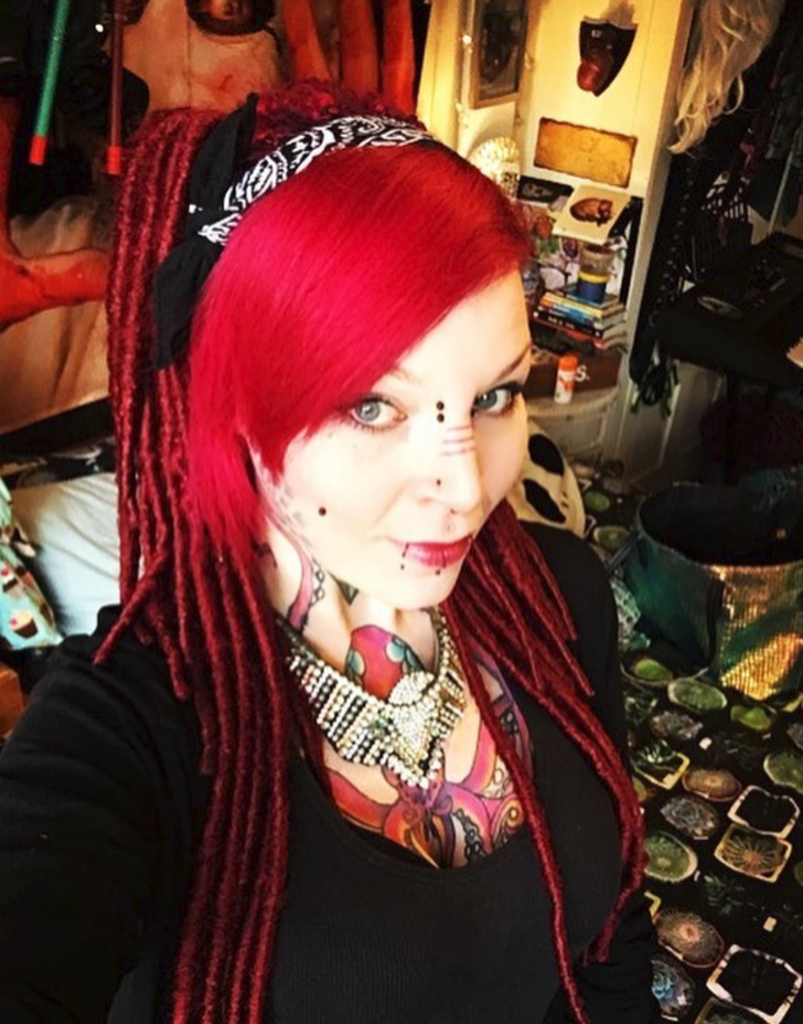 Kolye yapmak için serçe parmağını kesti G5