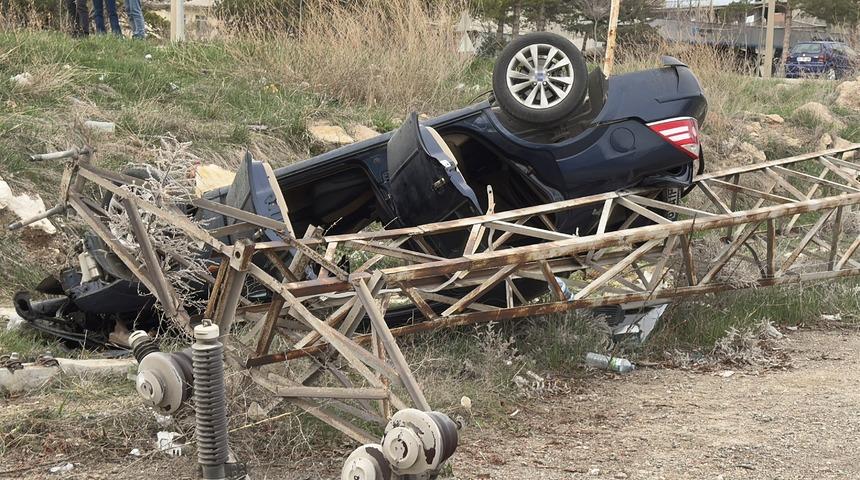 Kontrolden çıkan otomobil cami bahçesine uçtu: 5 yaralı