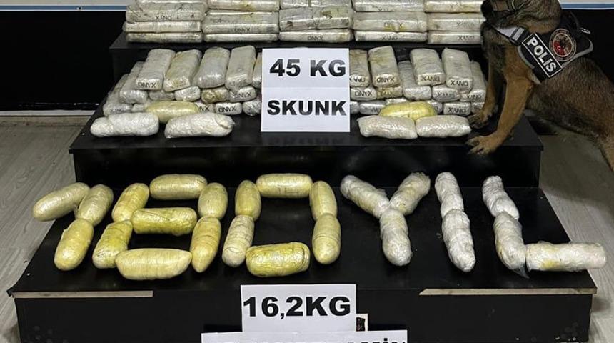 Hakkari'de çekici kamyonun dorsesinde 61 kilo uyuşturucu ele geçirildi