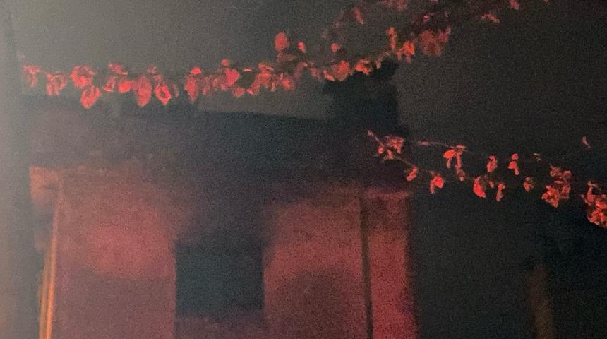 Eşyalarını yenilediği evi alevlere teslim oldu