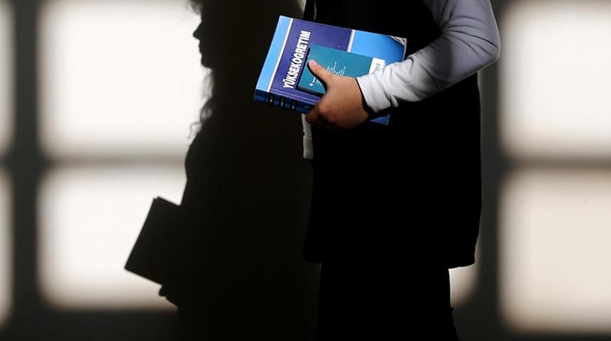 Akademisyenden başörtülü öğrenciler ve AK Parti hakkında tepki çeken sözler! Gözaltına alındı