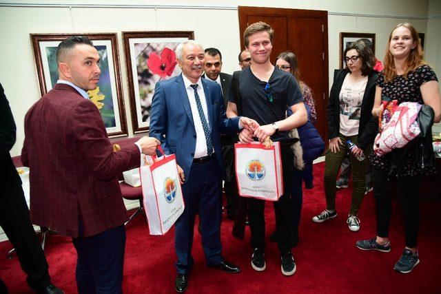 Uyuşturucuya savaş açan Avrupalı gençler Adana’da