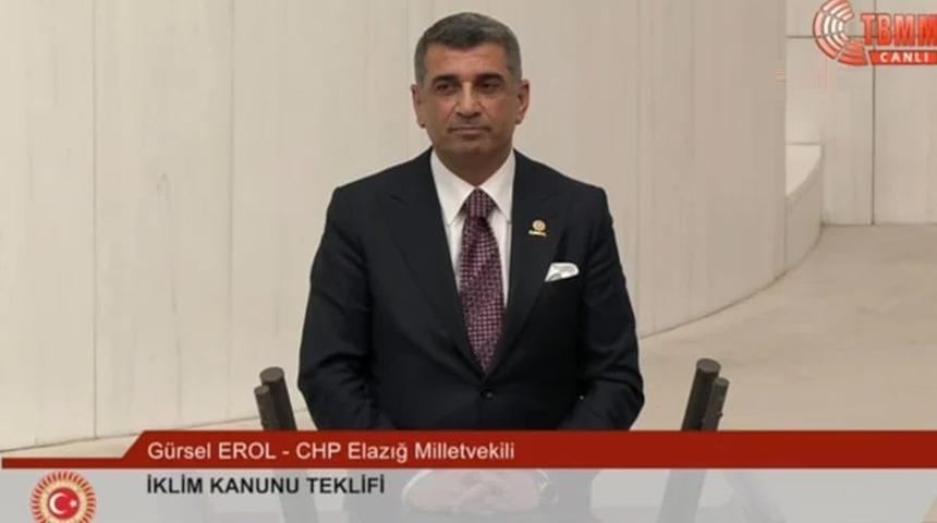 CHP'li G&uuml;rsel Erol TBMM&rsquo;de ilgin&ccedil; protesto! K&uuml;rs&uuml;de konuşmadan sadece durdu&hellip;