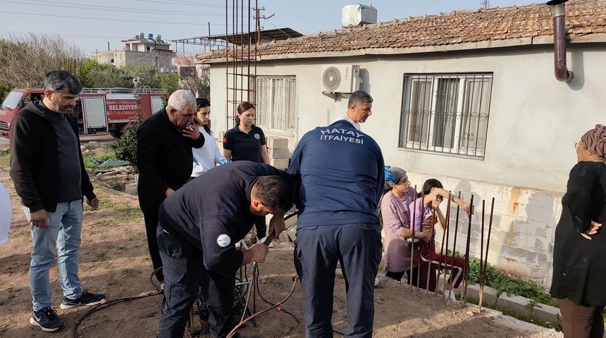 Koluna inşaat demiri saplanan &ccedil;ocuğa itfaiye ekiplerinden kritik m&uuml;dahale