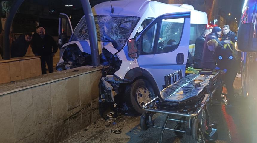 Bursa'da iş&ccedil;i servisi minib&uuml;s&uuml;, alt ge&ccedil;idin duvarına &ccedil;arptı