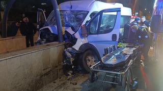 Bursa'da işçi servisi minibüsü, alt geçidin duvarına çarptı