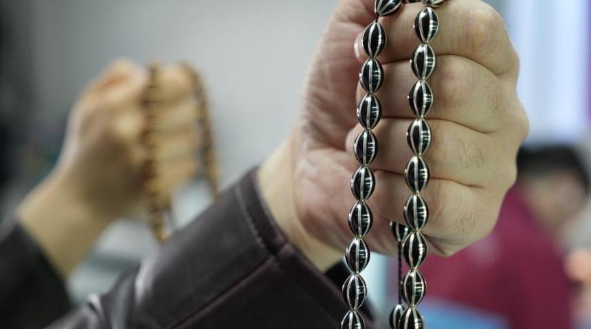 Brezilya'dan getirttiği kuka ağacının meyvesinden tespih üretiyor