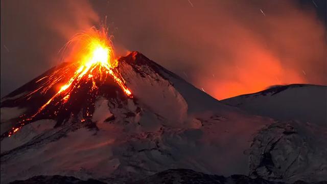 İtalya'da Etna Yanardağı kül ve lav püskürttü