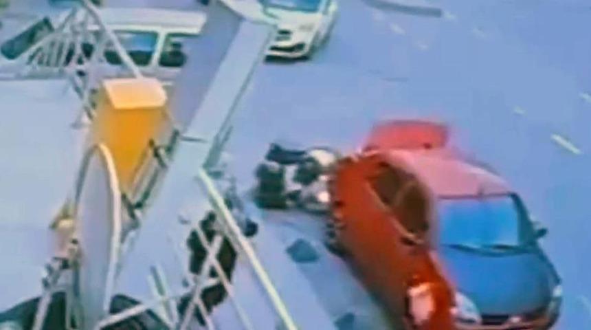 Motosikletli kuryenin otomobile çarpma anı kamerada