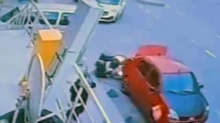 Motosikletli kuryenin otomobile çarpma anı kamerada