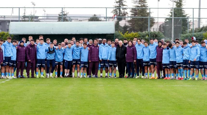 Trabzonsporlu oyunculardan UEFA şampiyonluğu kovalayan 19 yaş altı takıma ziyaret