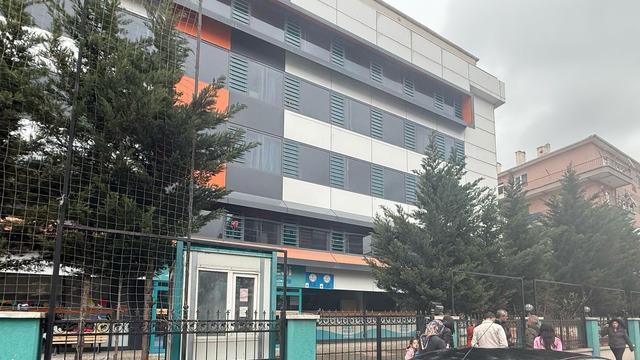 Özel kolejde skandal: Maaş alamayan öğretmenler işi bırakınca veliler okulu bastı!