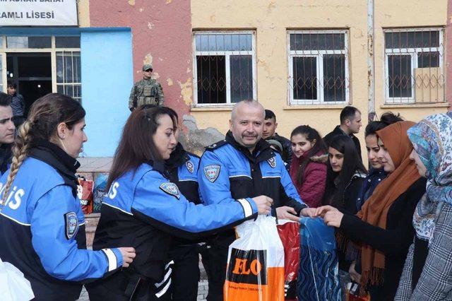 Çukurca polisi çocukları sevindirdi