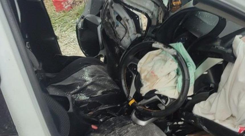 Adapazarı'nda ağaca çarpıp hurdaya dönen otomobildeki 2 kişi yaralandı