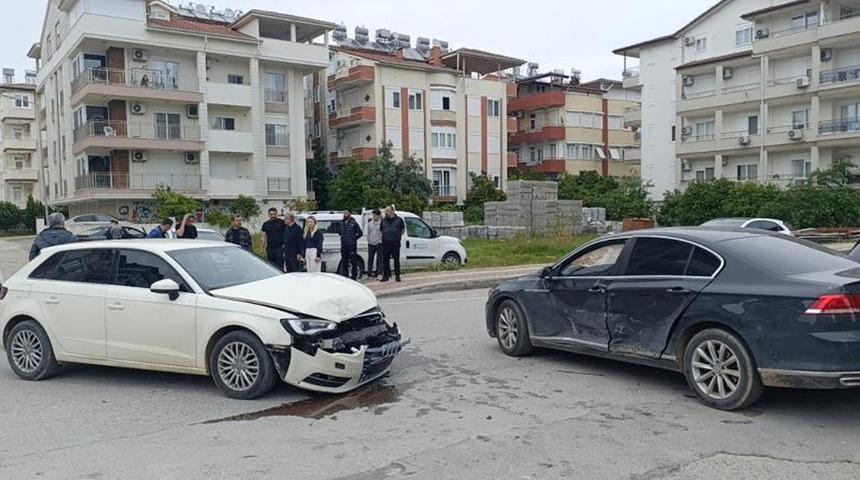 Manavgat'ta kontrolsüz kavşakta kaza: 1 yaralı