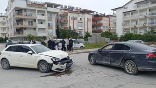 Manavgat'ta kontrolsüz kavşakta kaza: 1 yaralı
