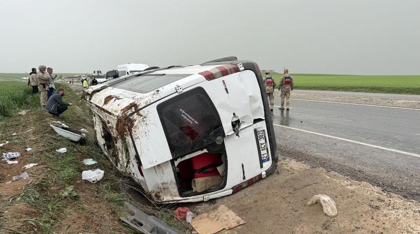 Diyarbakır'da yolcu minibüsünün devrilmesi sonucu 9 kişi yaralandı