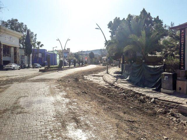 Kemer Deniz Caddesi sezona hazır