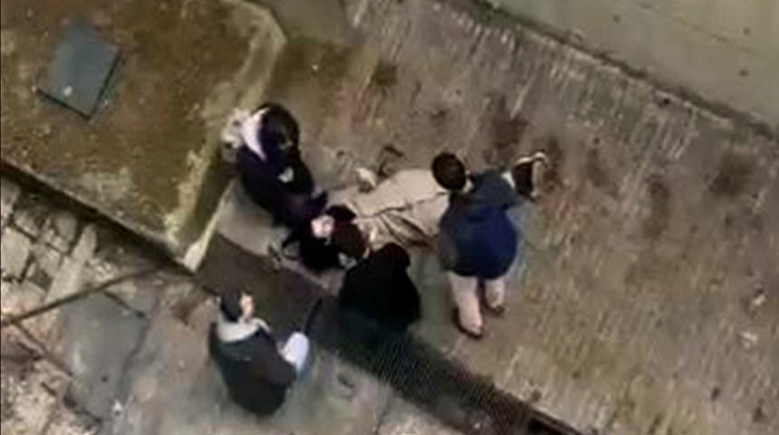 İstanbul Üniversitesi Cerrahpaşa Kampüsü’nde bir öğrenci köpekten kaçarken 4 metre yükseklikten beton zemine çakıldı