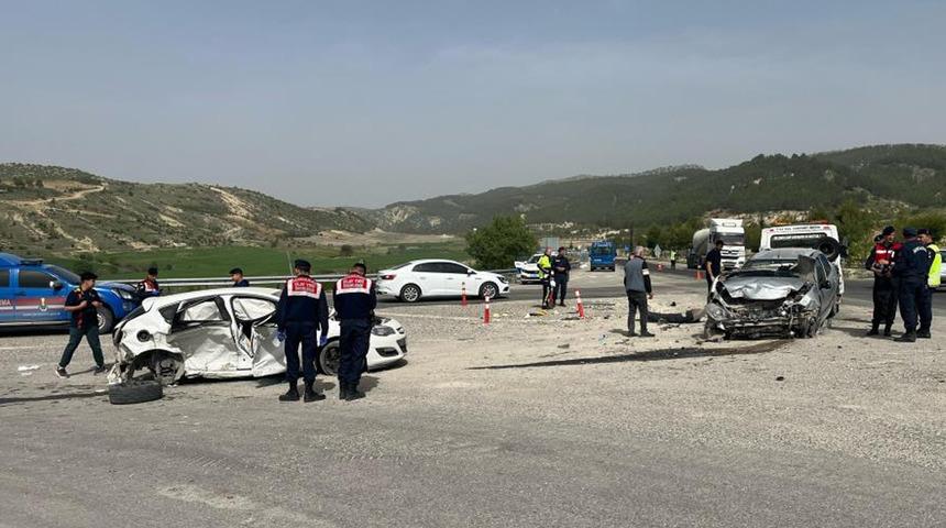 Adıyaman'da 2 otomobil çarpıştı: 8 yaralı