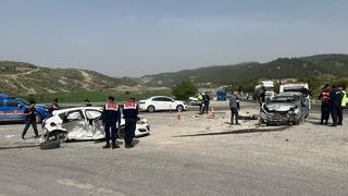Adıyaman'da 2 otomobil çarpıştı: 8 yaralı