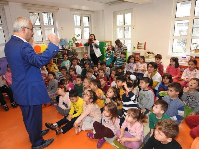 Anaokulu öğrencilerine profesörden karınca dersi