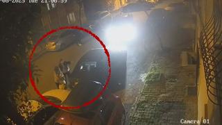 Kucağında bebeğini taşıyan kadına korkunç saldırı! Vahşi saldırıya arkadaşları bile engel olamadı