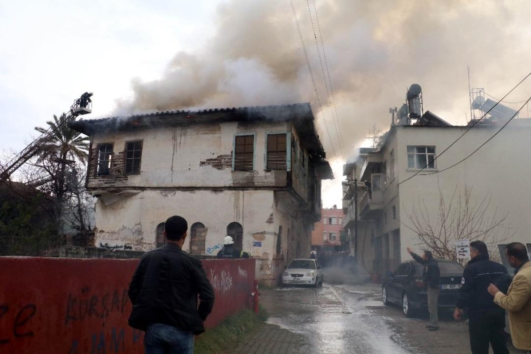 Antalya&rsquo;da koruma altındaki tarihi ahşap bina k&uuml;l oldu