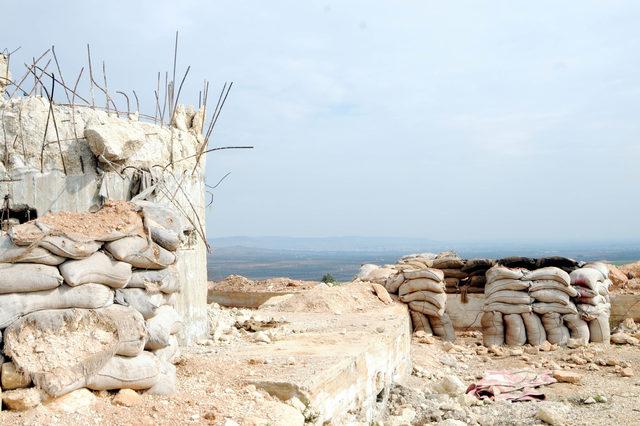 PYD'li teröristler, her tepeye kule ve tünel inşa etmiş