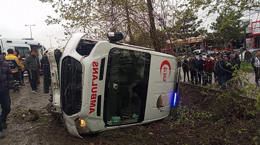 Zonguldak’ta ambulans ile otomobil çarpıştı: 6 kişi yaralandı