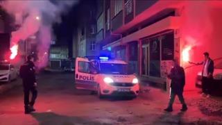 Kavga ihbarına giden polislere meşaleli ve pastalı sürpriz!