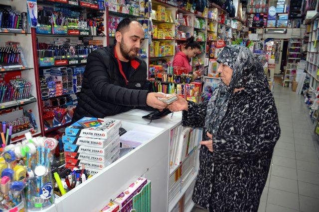 İş yerinin önünde bulduğu para dolu cüzdanı sahibine teslim etti