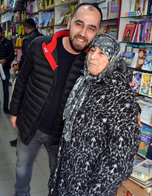İş yerinin önünde bulduğu para dolu cüzdanı sahibine teslim etti